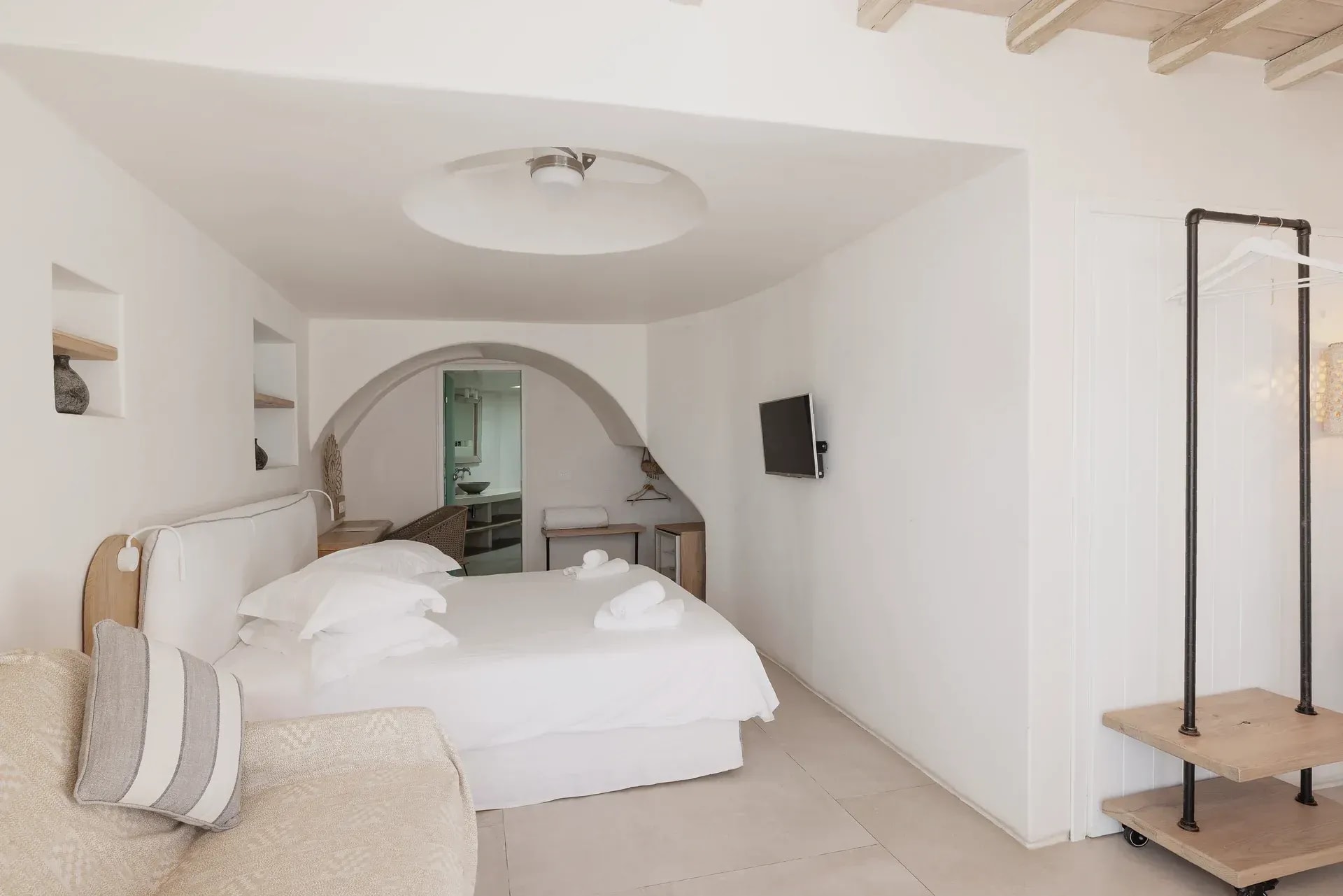 Bedroom with wall niches and the arch through to the bathroom